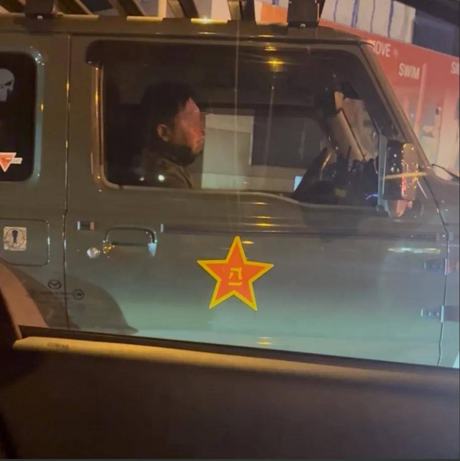 皇冠信用網登2代理
_澳大利亚人抗议在车上贴中国八一军徽皇冠信用網登2代理
！吓得还以为是中国来抓他的