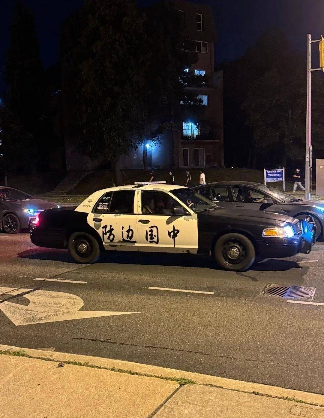 皇冠信用網登2代理
_澳大利亚人抗议在车上贴中国八一军徽皇冠信用網登2代理
！吓得还以为是中国来抓他的