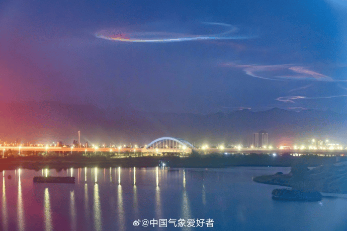 那不勒斯(女)vVs 帕尔马(女)_宁夏、甘肃、内蒙古多地夜空现“五彩祥云”那不勒斯(女)vVs 帕尔马(女),蔓延天际数小时,色彩炫丽科幻感拉满,天文博主:或与近期火箭发射有关