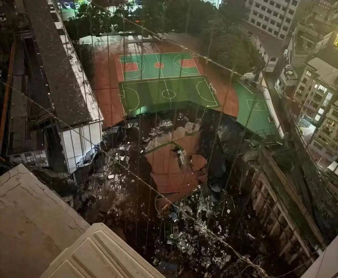 皇冠信用网怎么申请_男生学校打篮球时感觉地在抖动皇冠信用网怎么申请,5小时后操场在30秒内轰然坍塌