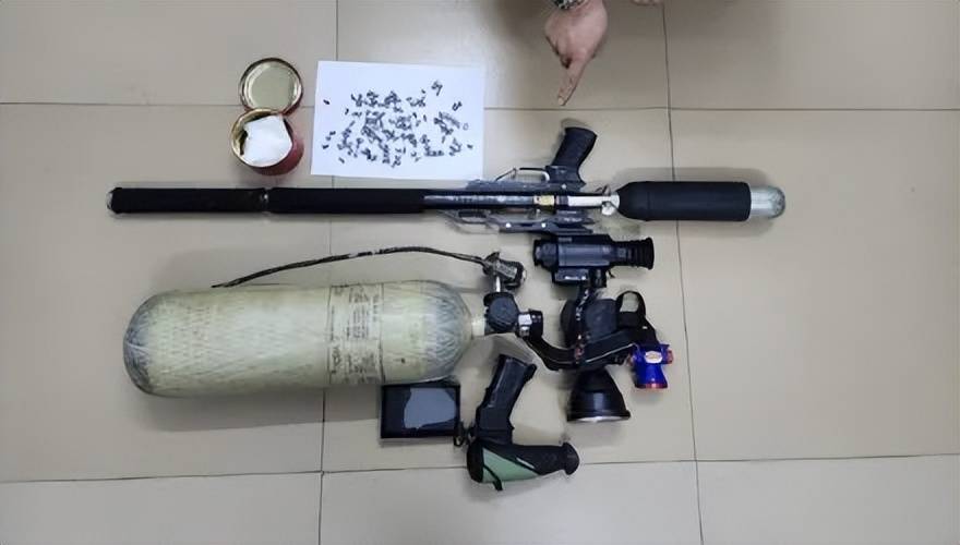 皇冠信用网代理
_头部中弹！近日安徽18岁男孩深夜遭遇枪击皇冠信用网代理
，枪是从哪来的？