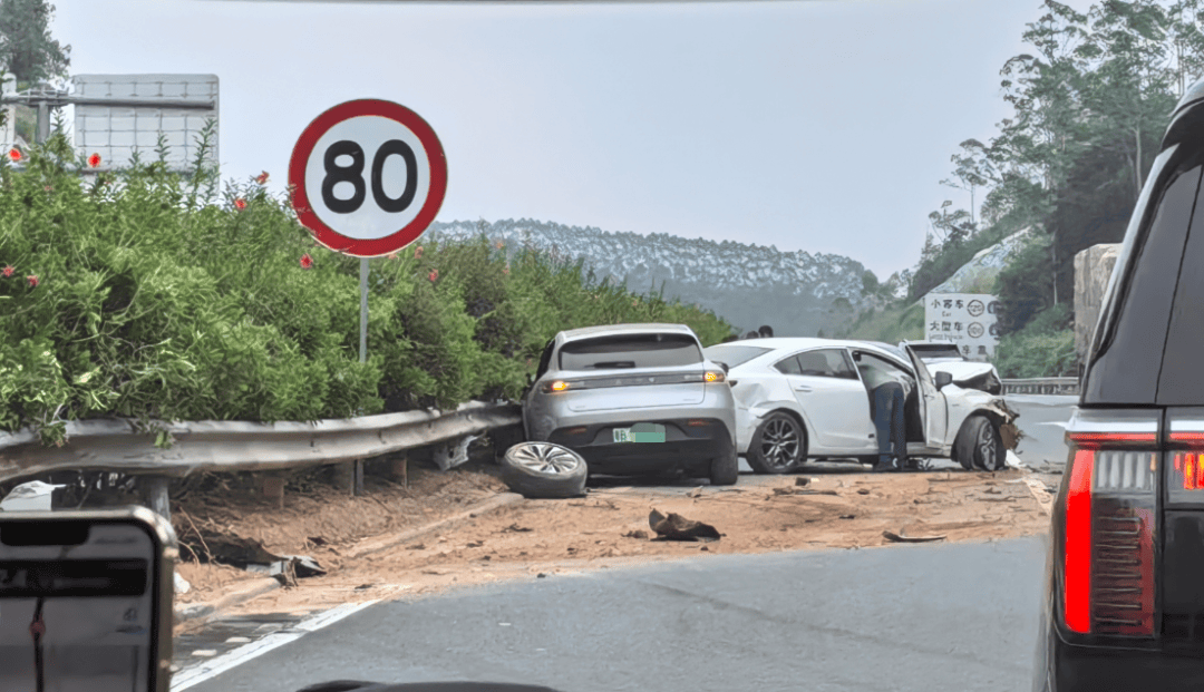 皇冠足球管理平台出租
_梅州一高速路段发生交通事故皇冠足球管理平台出租
，有车辆轮胎脱落