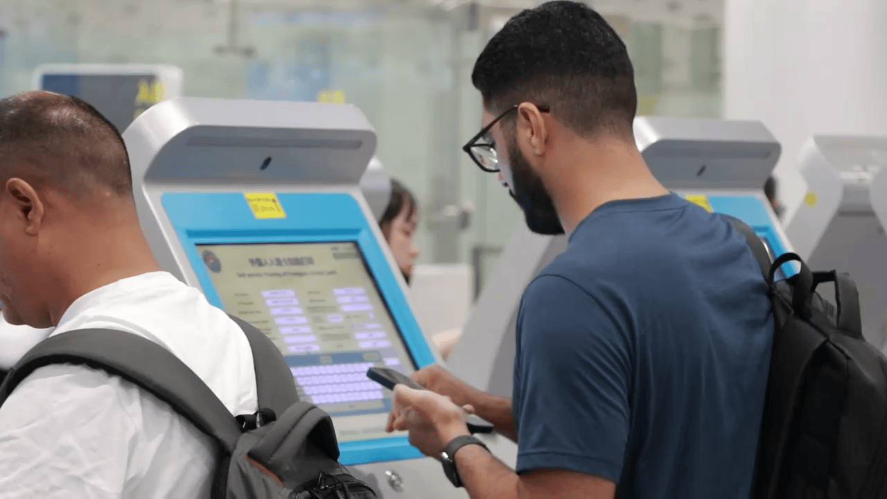 利物浦 vS 皇家马德里
_深圳机场口岸出入境人次突破550万 创历史同期新高