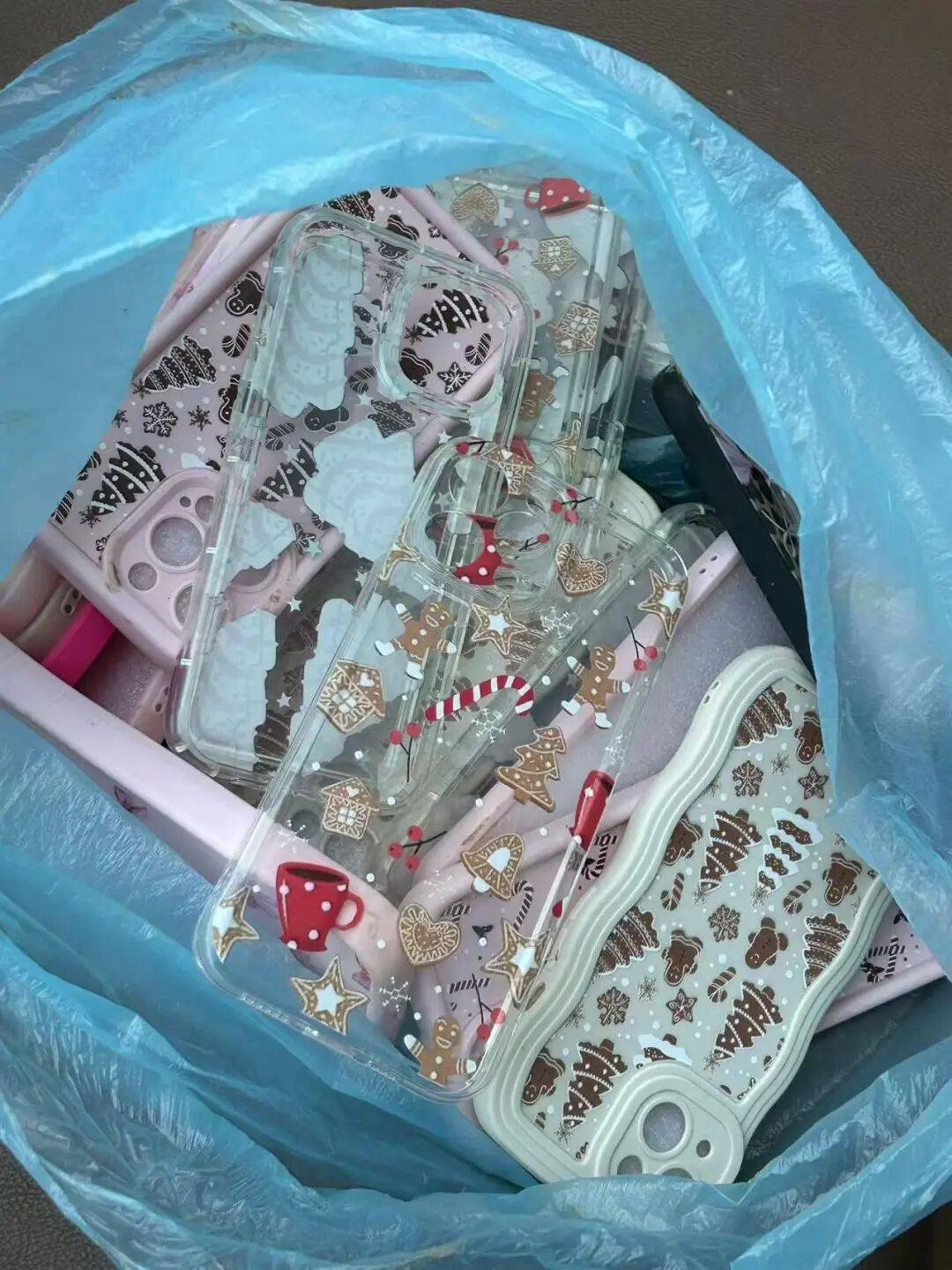 皇冠信用网代理出租_商丘一空地现成堆被丢弃的全新手机壳皇冠信用网代理出租，多人驱车前往“捡漏”，有人一次捡了50个