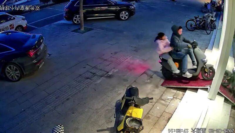 皇冠mos022_顾客骑车进店买衣1分10秒结账！一女装店意外爆火成电动车打卡点皇冠mos022，店主：非炒作，熟客自发打卡